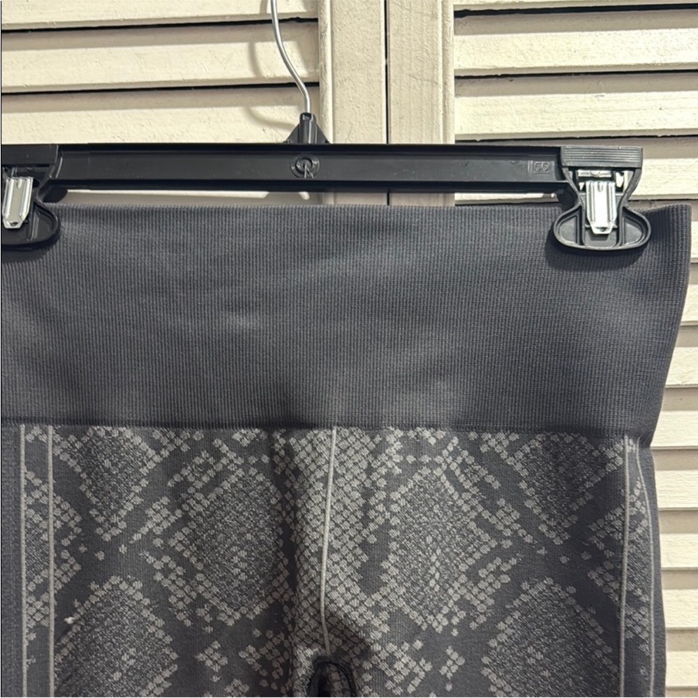 Lululemon gray snakeskin print size small - Picture 3 of 4